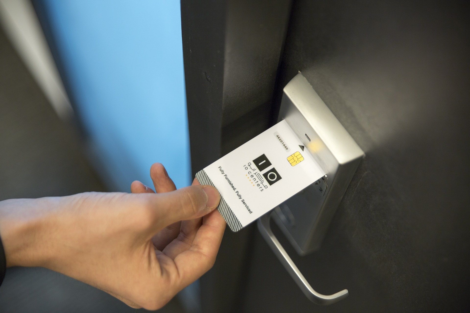 Tarjeta insertada en cerradura